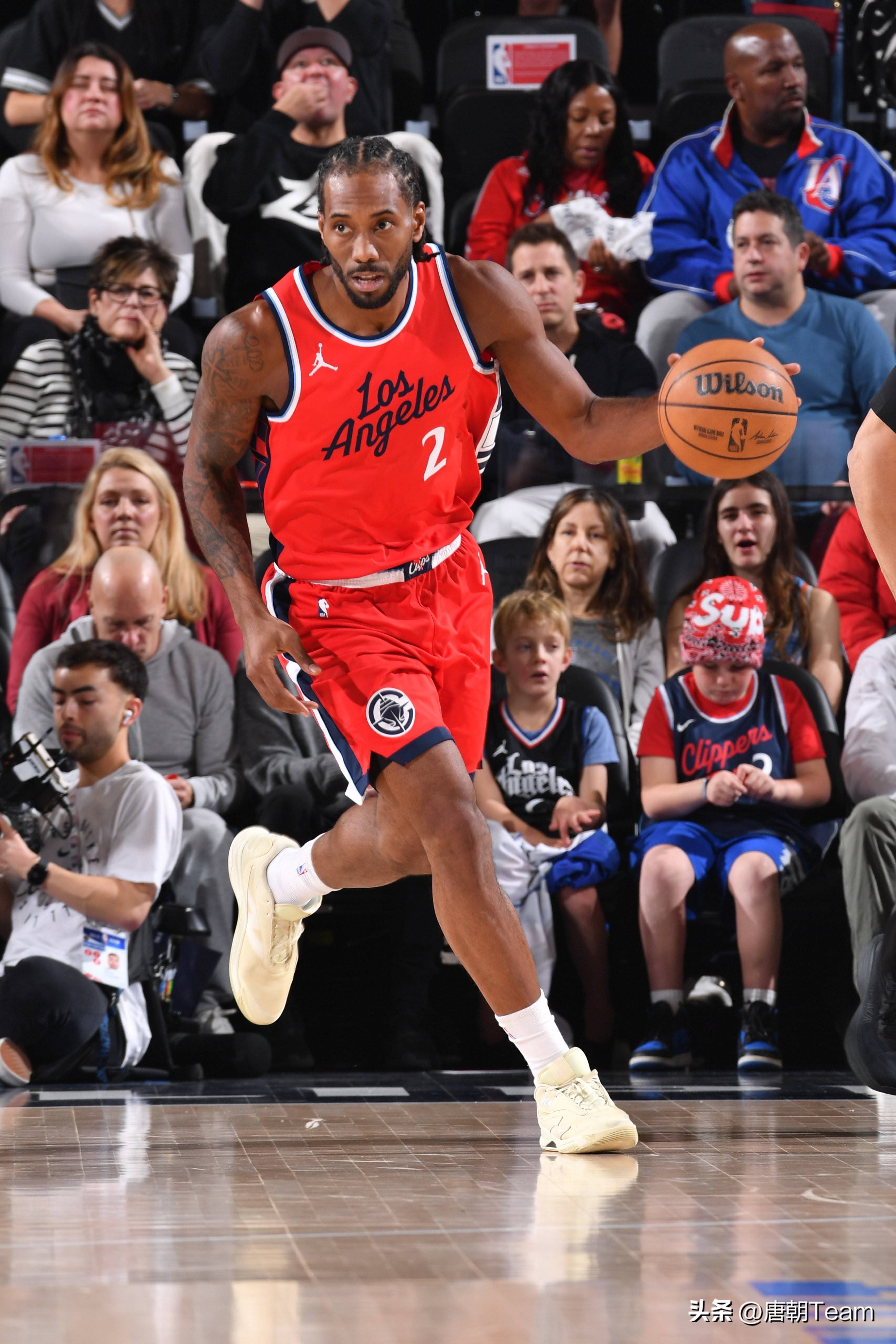 爱游戏在线-雷霆逆转雄鹿，伦纳德高光表现