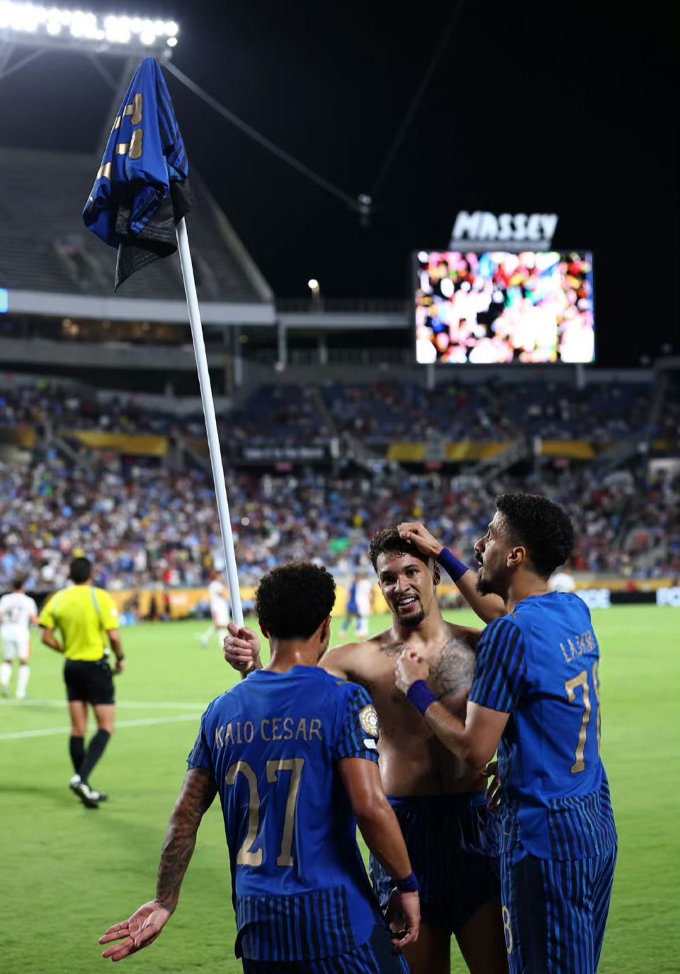 曼联险胜哥伦比亚，奥亚尔萨瓦尔带队取胜