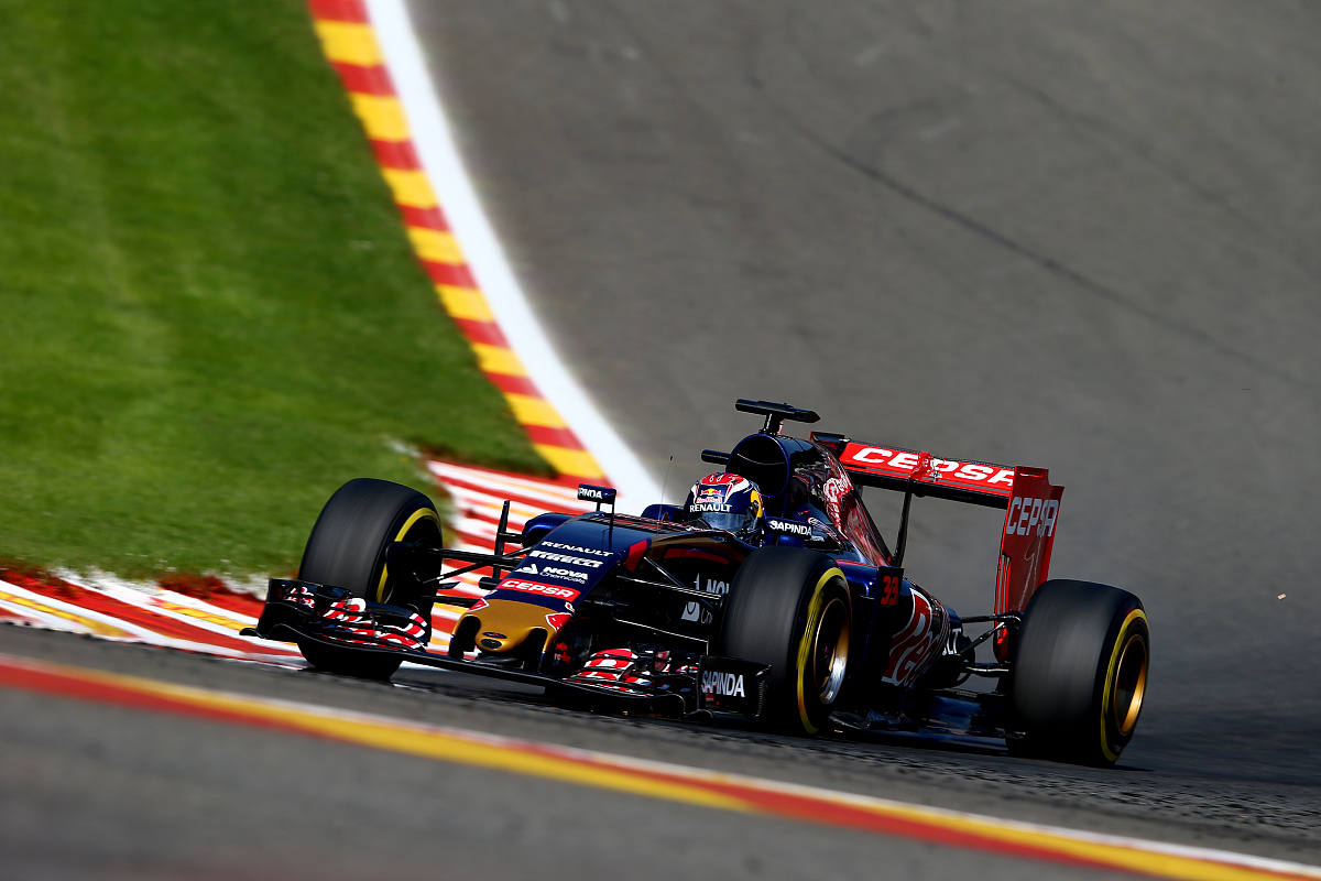 爱游戏下载-阿斯顿马丁险胜雷诺车队，诺里斯关键制胜