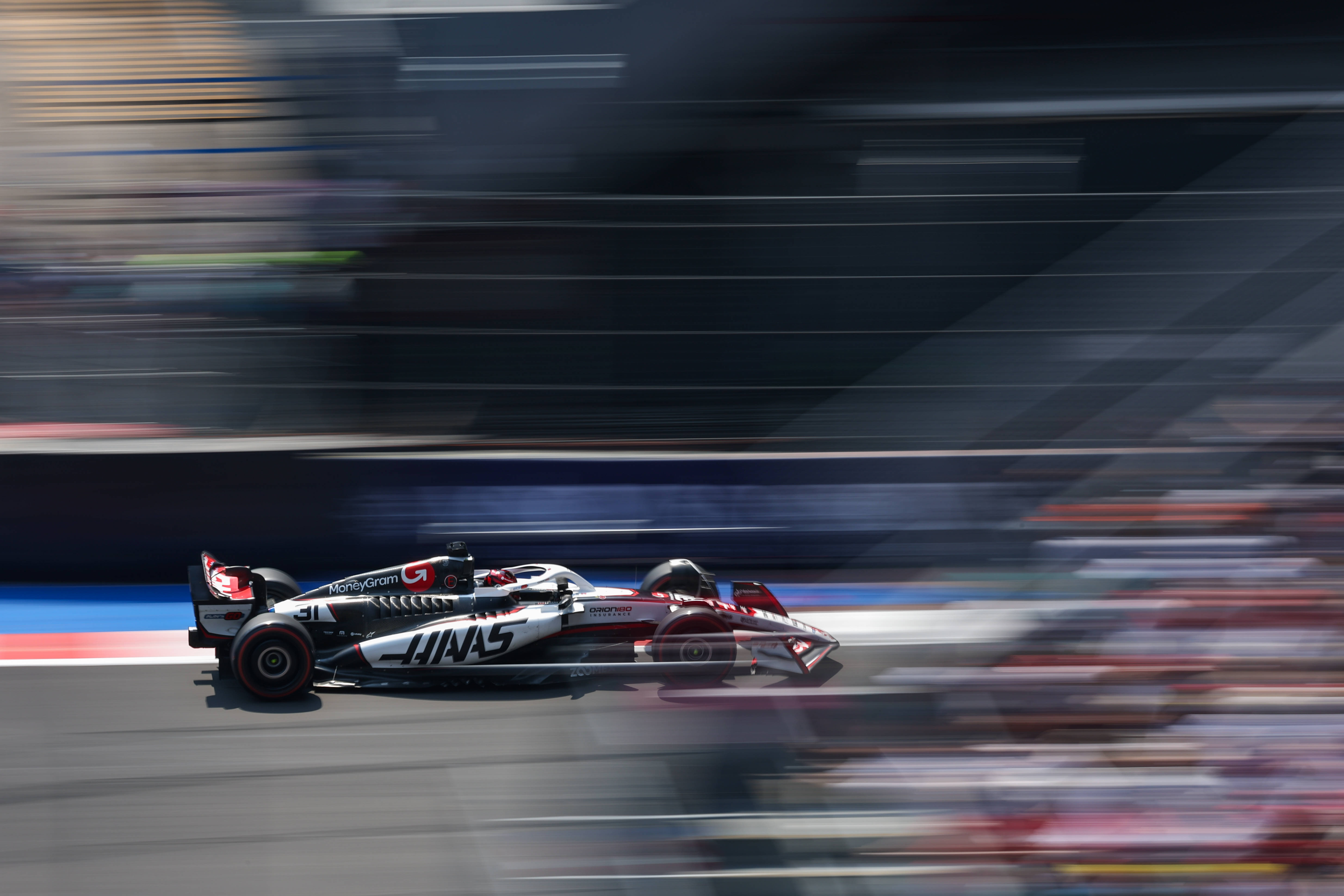 爱游戏官网-红牛车队险胜哈斯车队，塞恩斯惊艳四座