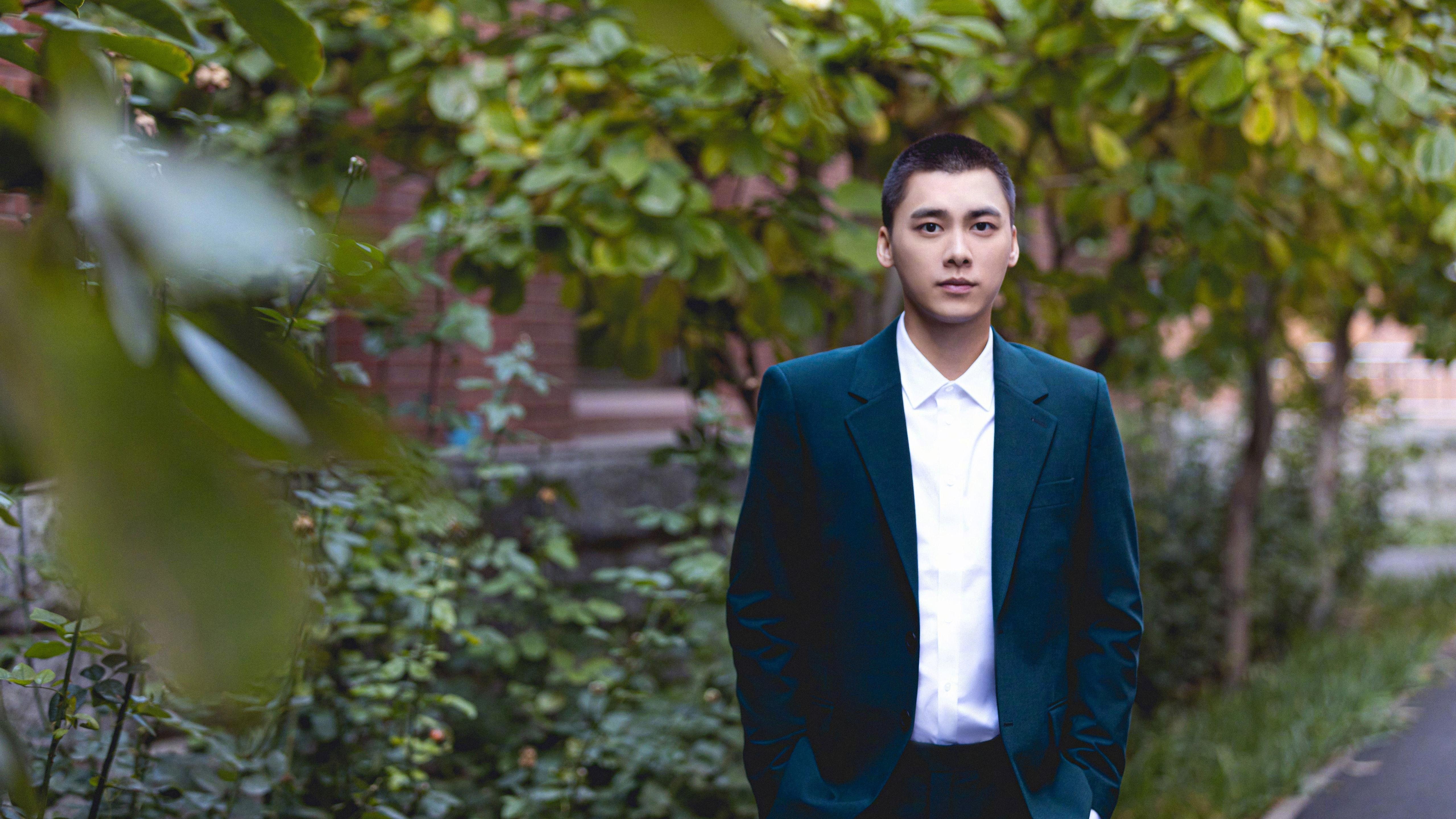 阴影与光华，当黄蜂筑起铁幕，库里在绿茵场划出彩虹