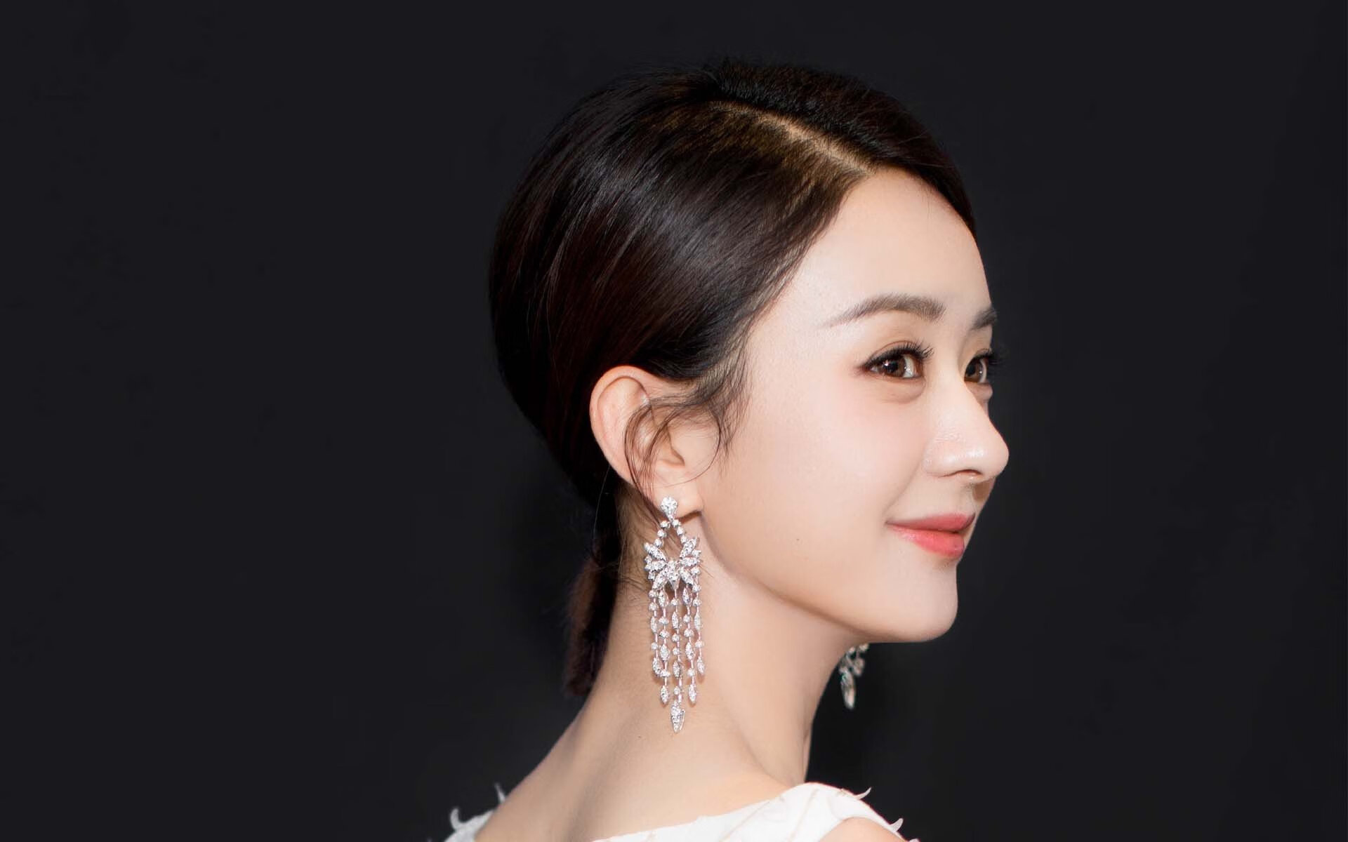 东方铁骑击溃南美劲旅,英超战场迪亚斯闪耀争冠之路—足球世界的双星辉映